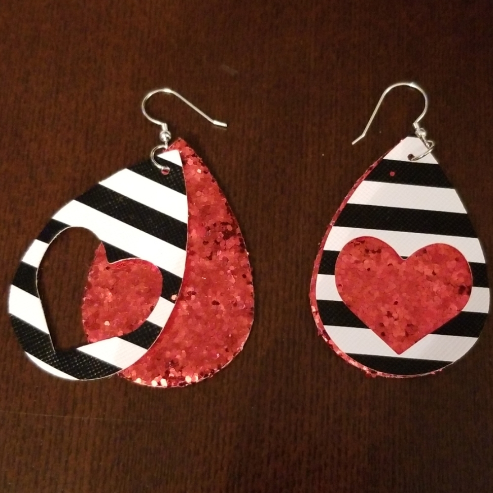 LAST 1🆕️Teardrop glittery heart earrings - Picture 2 of 3